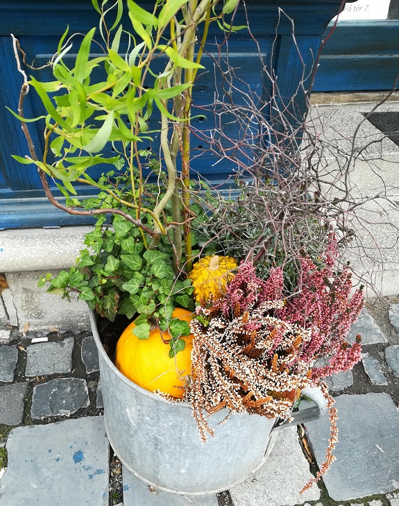 Egyszerű őszi dekoráció ősszel díszítő növényekkel, termésekkel, ágakkal